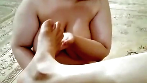 Amateur brunette takes pussy to feet of big-titted aunty