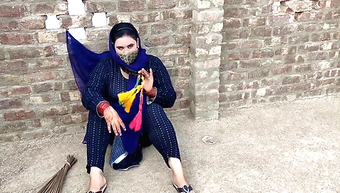 Safai karti hue bhabi koh koh bhat chai kha black suit me hot lag rahi