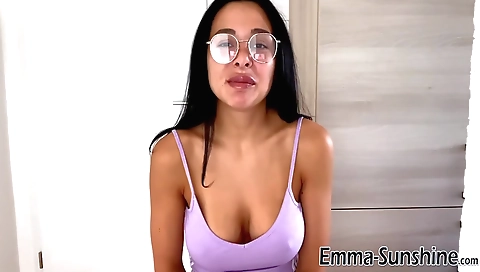 Busty Indian babe shows off her natural body in a solo clip