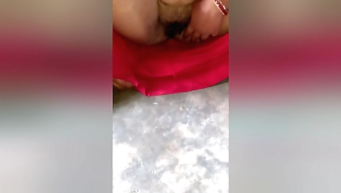 Indian babe with a great booty and hot ass makes it on solo