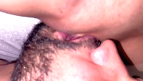 A girl enjoys a nice blowjob and has her cunt stretched