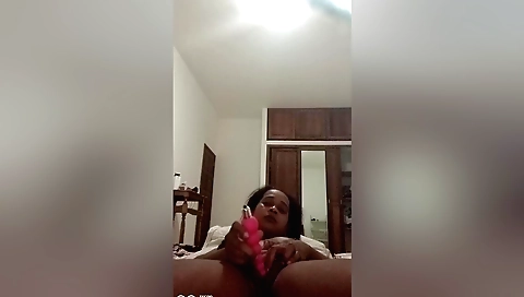 Amateur amateur video shows a busty brunette with a vibrator