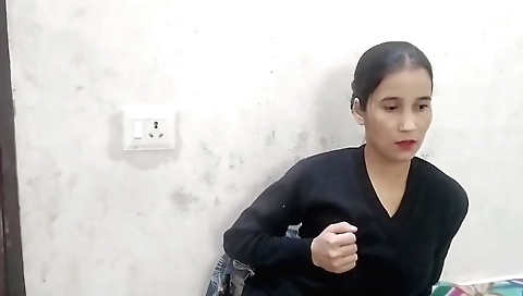 Indian amateur porn video showing a girl fucking her own pussy