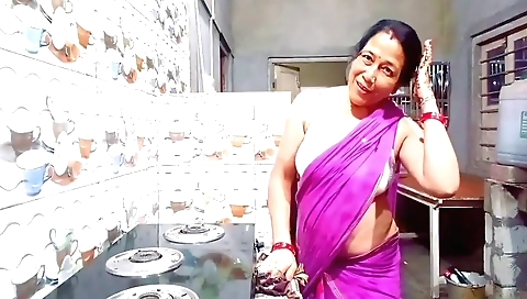 Indian brunette gets her wet pussy filled with water