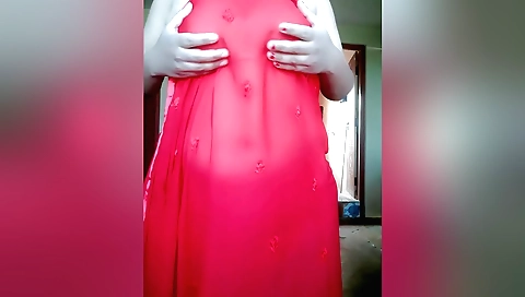 Indian chick fucks in her cunt and pussy on web cam