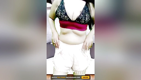 Sexy indian babe with big boobs masturbates in bed