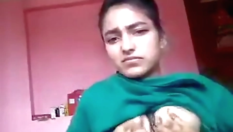 Indian babe makes a beautiful face and gives blowjob