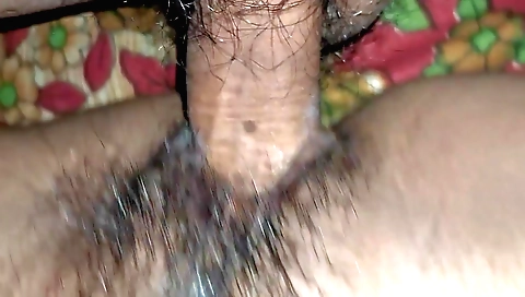 Amateur creampied on the bed by a nice indian hussy