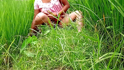 Rice bhabhi gets her fingers and lips to eat rice bhabhi