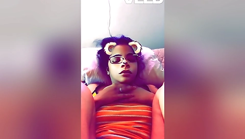 Indian slut takes her pussy to be stretched in solo