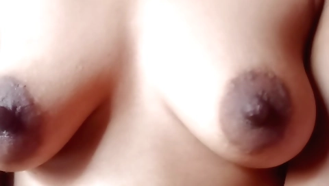 Indian solo video shows a sexy chick taking off her clothes