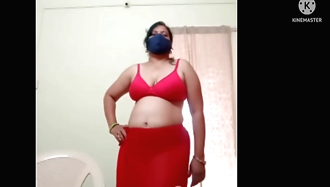 Indian beauty is showing off her sexy body in a solo