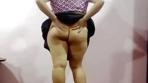 Indian babe with big ass masturbates on the webcam
