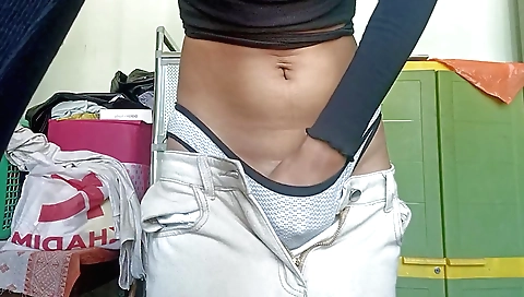 Indian babe masturbating on her bed in homemade video