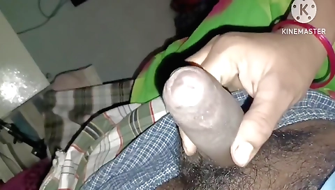 Indian girl gets creampie in her cunt in amateur porn