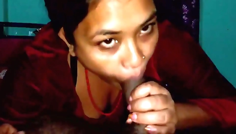 Indian beauty is licking cock in amateur hardcore video