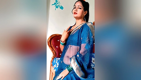 Indian housewife takes a shower before fucking her pussy