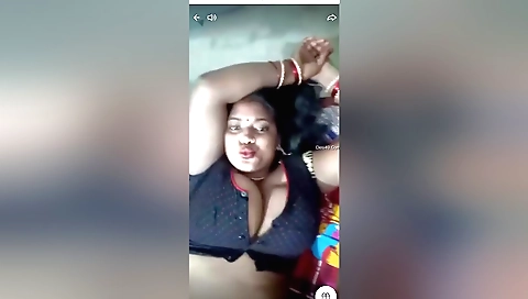 Indian brunette masturbates in front of webcam video