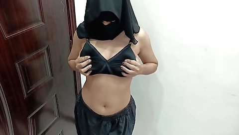 Solo female amateur porn video showing her body naked