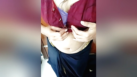 Indian brunette in a solo video with her smooth body 01