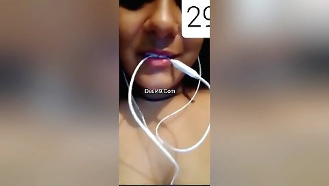 Indian solo chick shows her body and hairy body in video