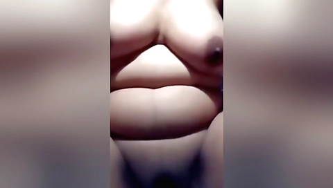 Indian chick shows off her ass in homemade solo video