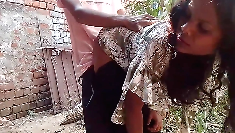 Indian girl is getting fucked by her boyfriend outdoors
