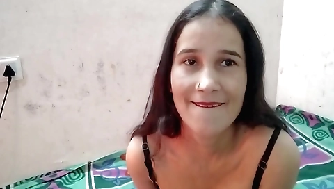 Indian girl in red dress has a sexy body in a solo vid
