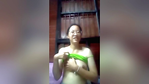 Indian girlfriend enjoys making her best solo scene