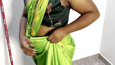 Solo female homemade sex video showing her beauty and boobs