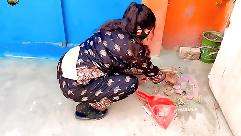 Indian girl 18+ showing her body in amateur solo video