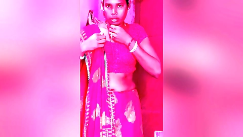 Indian bhabhi shows off her naked body and enjoys her body