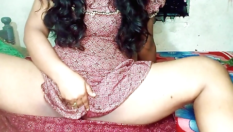 Indian girl with a lovely body shows herself in solo