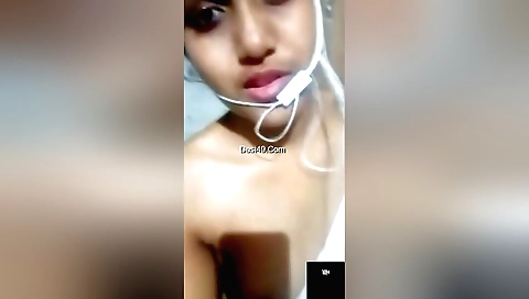 Indian beauty is showing off her body in amateur solo clip