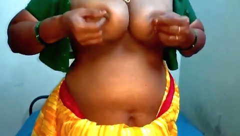 Chubby amateur girl with a huge booty fucks on her webcam