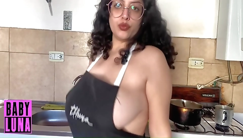 Solo girl cooking and fucking on camera in amateur video