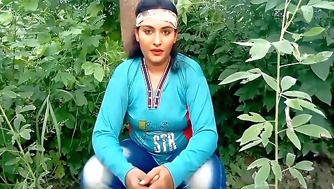 Indian girl with big natural boobies enjoys outdoor sex