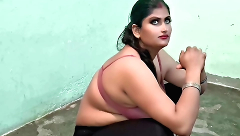 Indian girl shows off her big natural tits and ass