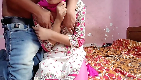Amateur brunette hawat hawat playing with hairy pussy