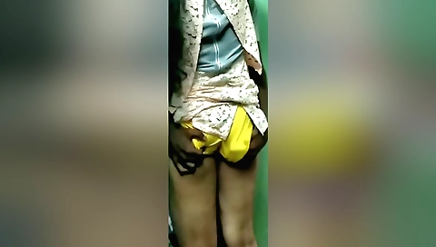 Indian amateur beauty video with a nice round pussy
