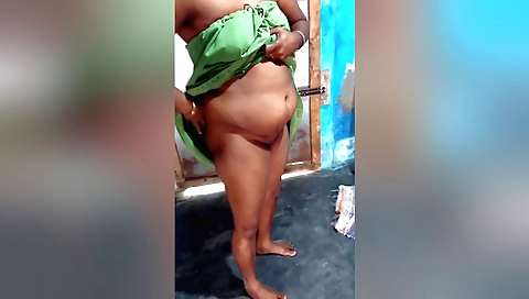Sexy indian girl tongue kissing a guy in a homemade clip