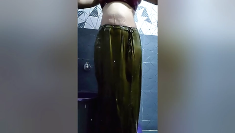 Indian amateur solo video showing a pussy in the tub